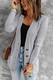 Cardigan gris avec poche avant et fermeture à boutons