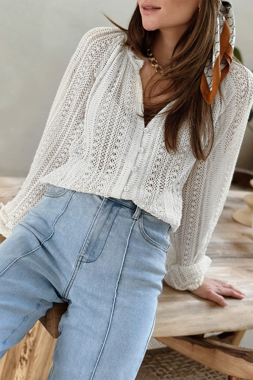 Chemise blanche en dentelle boutonnée à manches longues et col en V