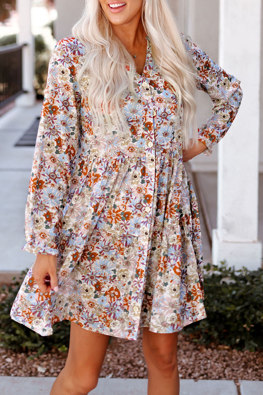 Robe florale multicolore à col fendu et boutons sur le devant