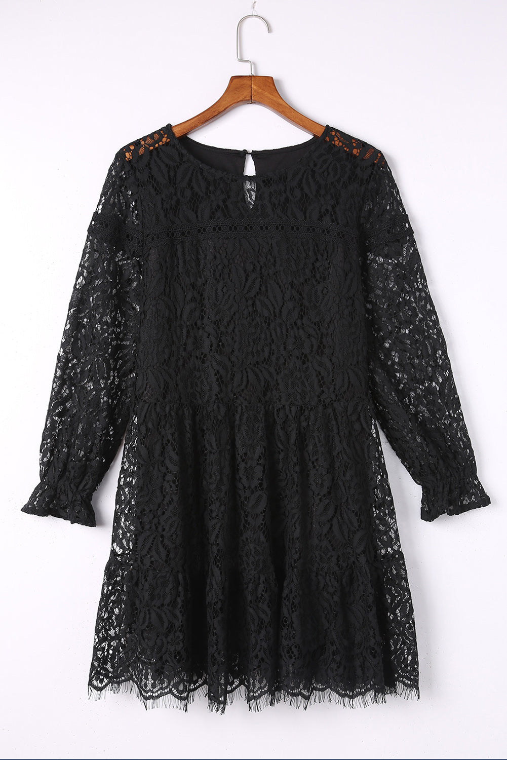 Mini-robe noire à manches longues et épissage en dentelle