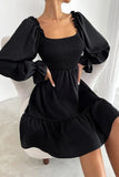 Mini-robe noire smockée à manches bouffantes et à volants 