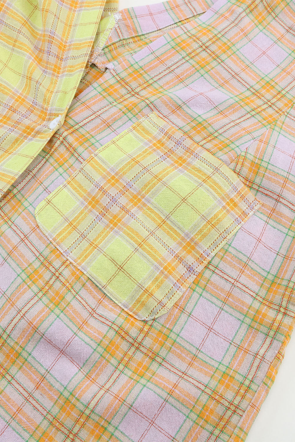 Chemise jaune boutonnée à manches longues et col en V à carreaux mélangés