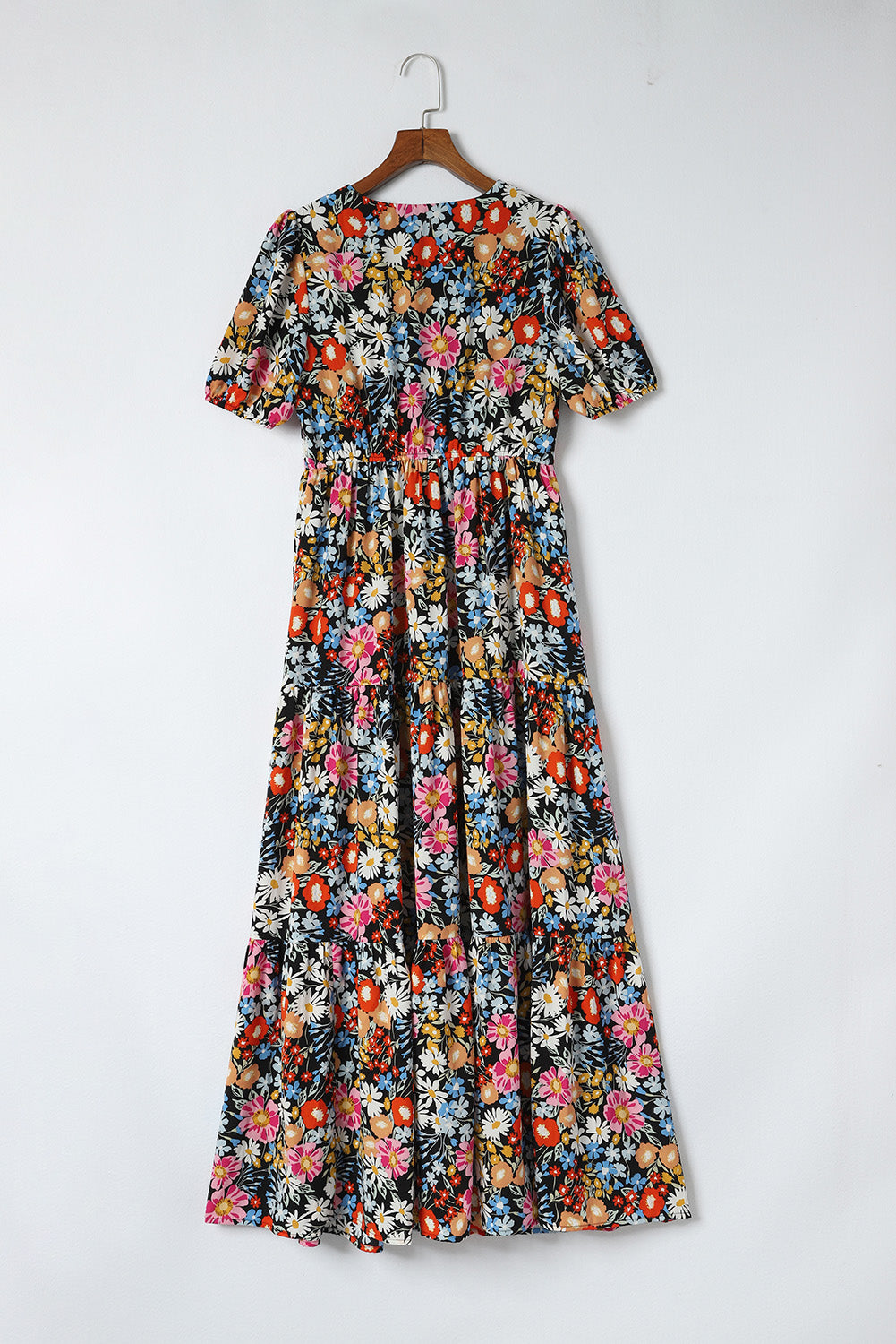 Robe longue noire à manches courtes et motif floral bohème