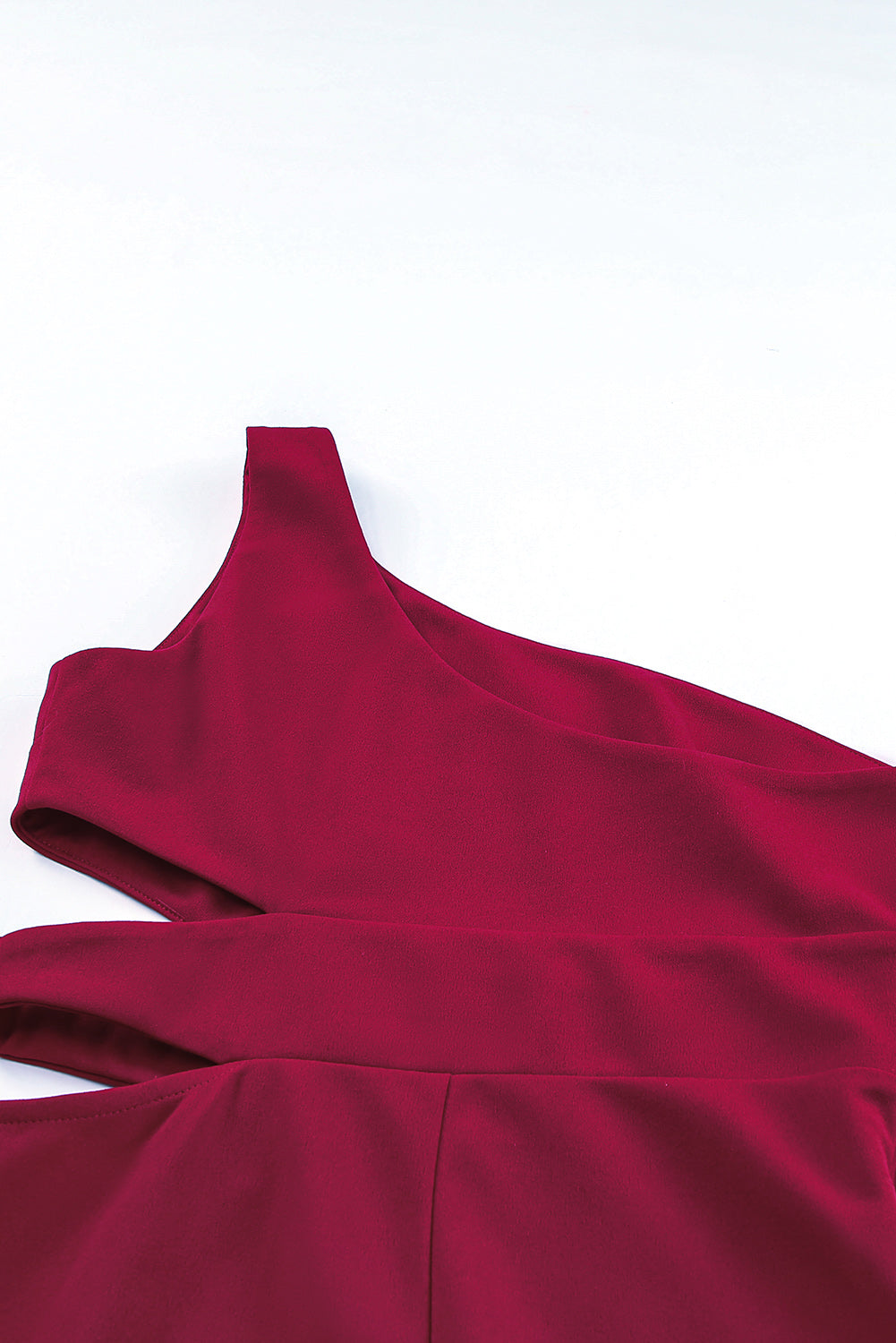 Robe moulante rouge asymétrique à une épaule et découpée avec fente