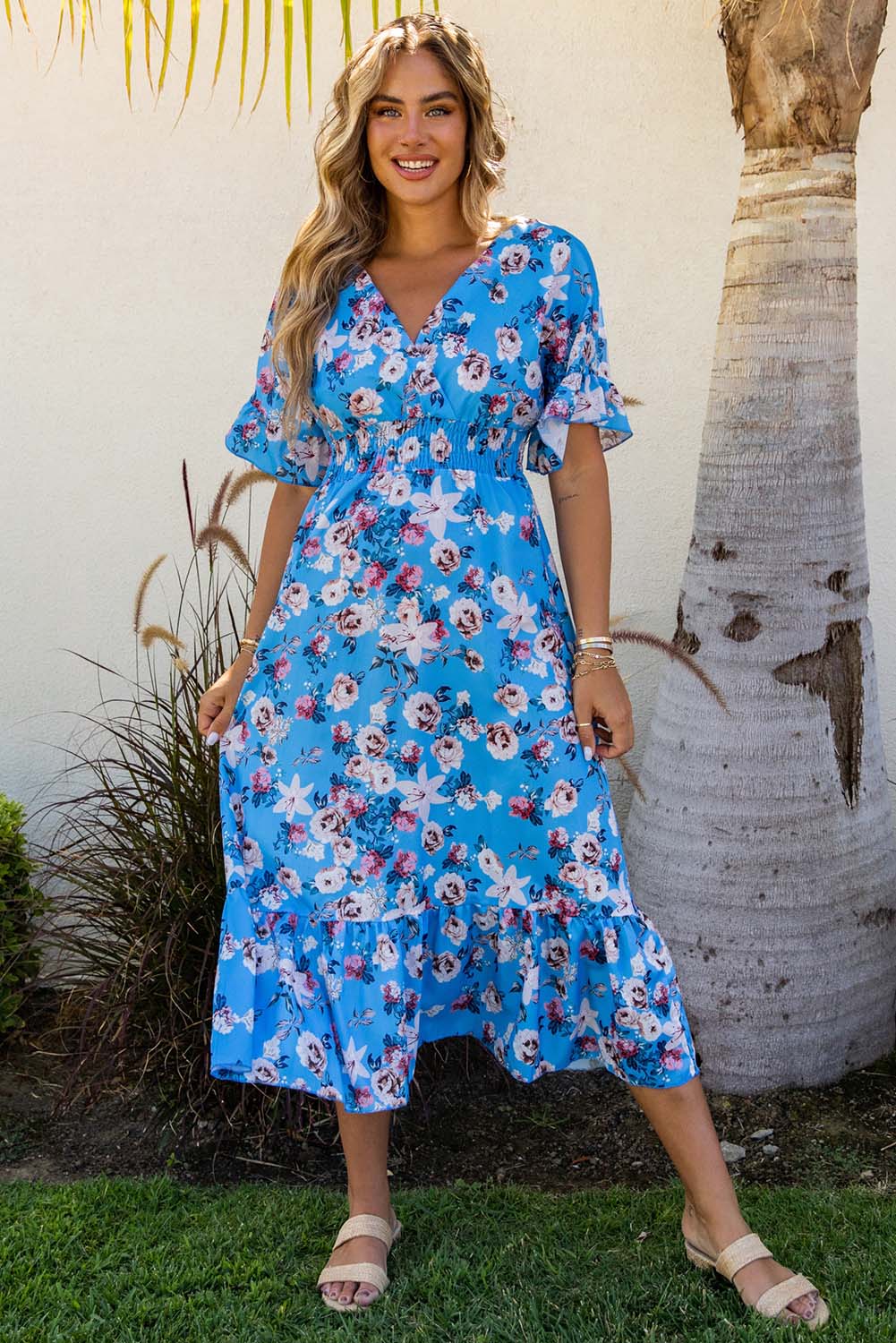 Robe longue bleue à volants et manches courtes à fleurs bohème