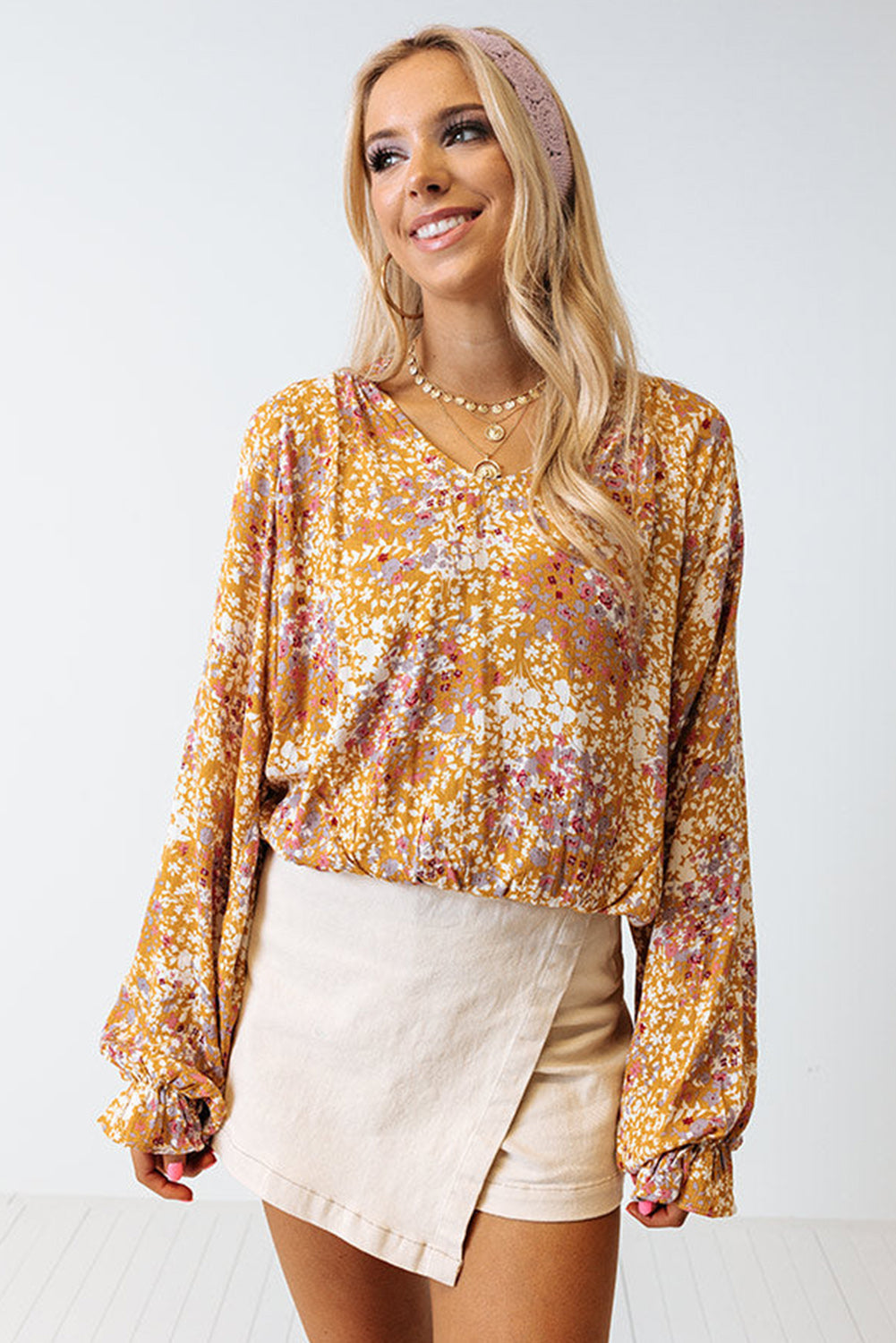 Blouse fleurie jaune fendue à col en V 