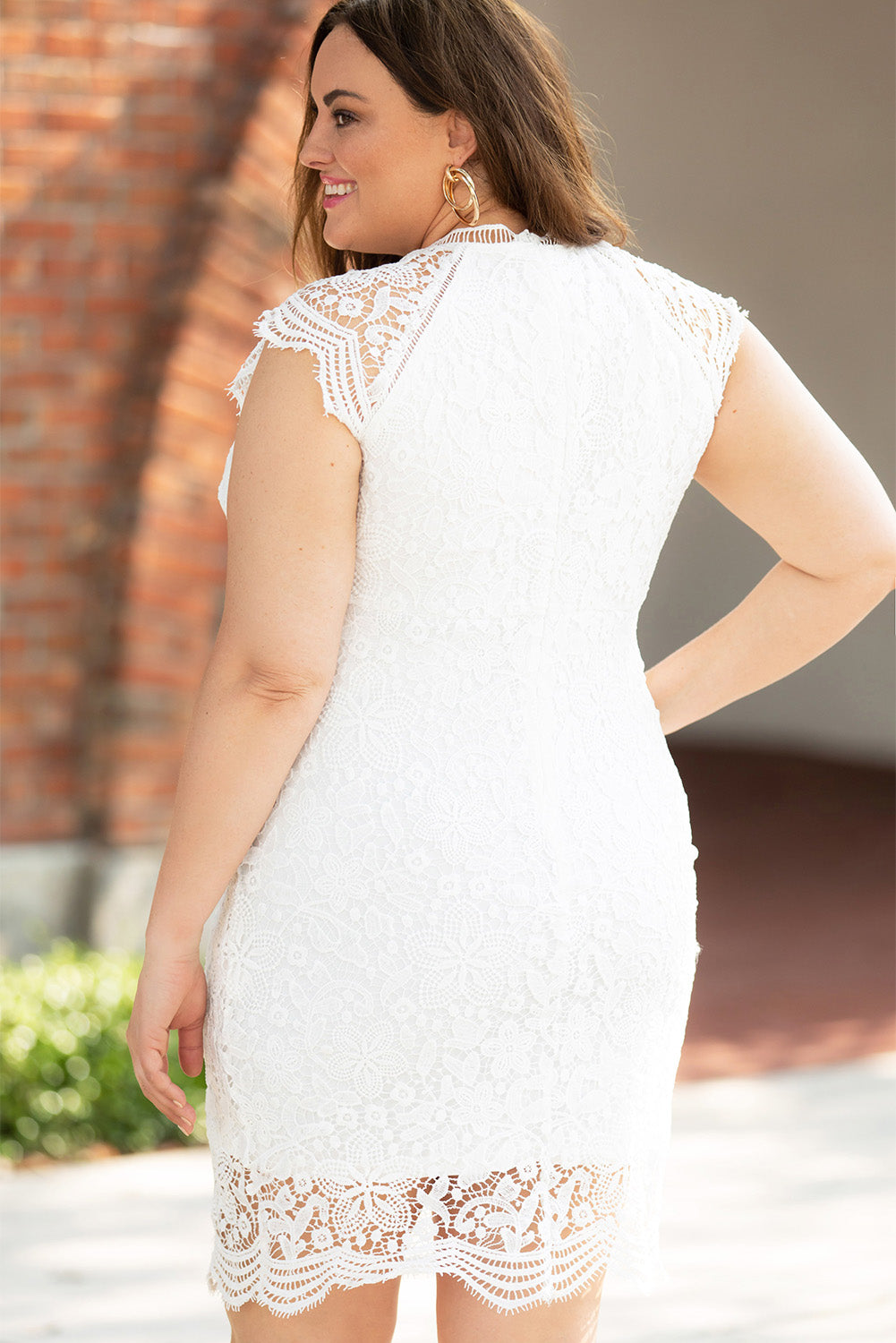 Robe mi-longue moulante blanche en dentelle à mancherons de grande taille