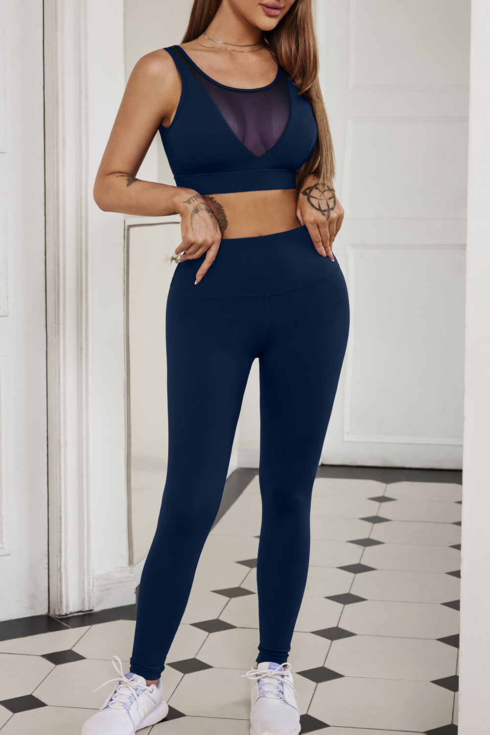 Ensemble de sport taille haute avec haut court en maille bleue