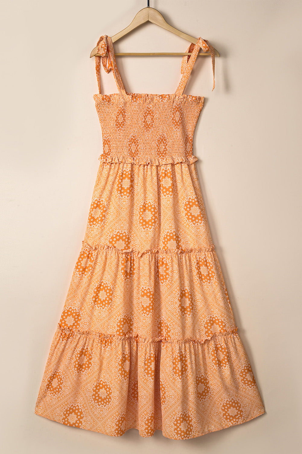 Robe longue smockée à plusieurs niveaux avec bretelles à lacets et imprimé floral style bohème orange