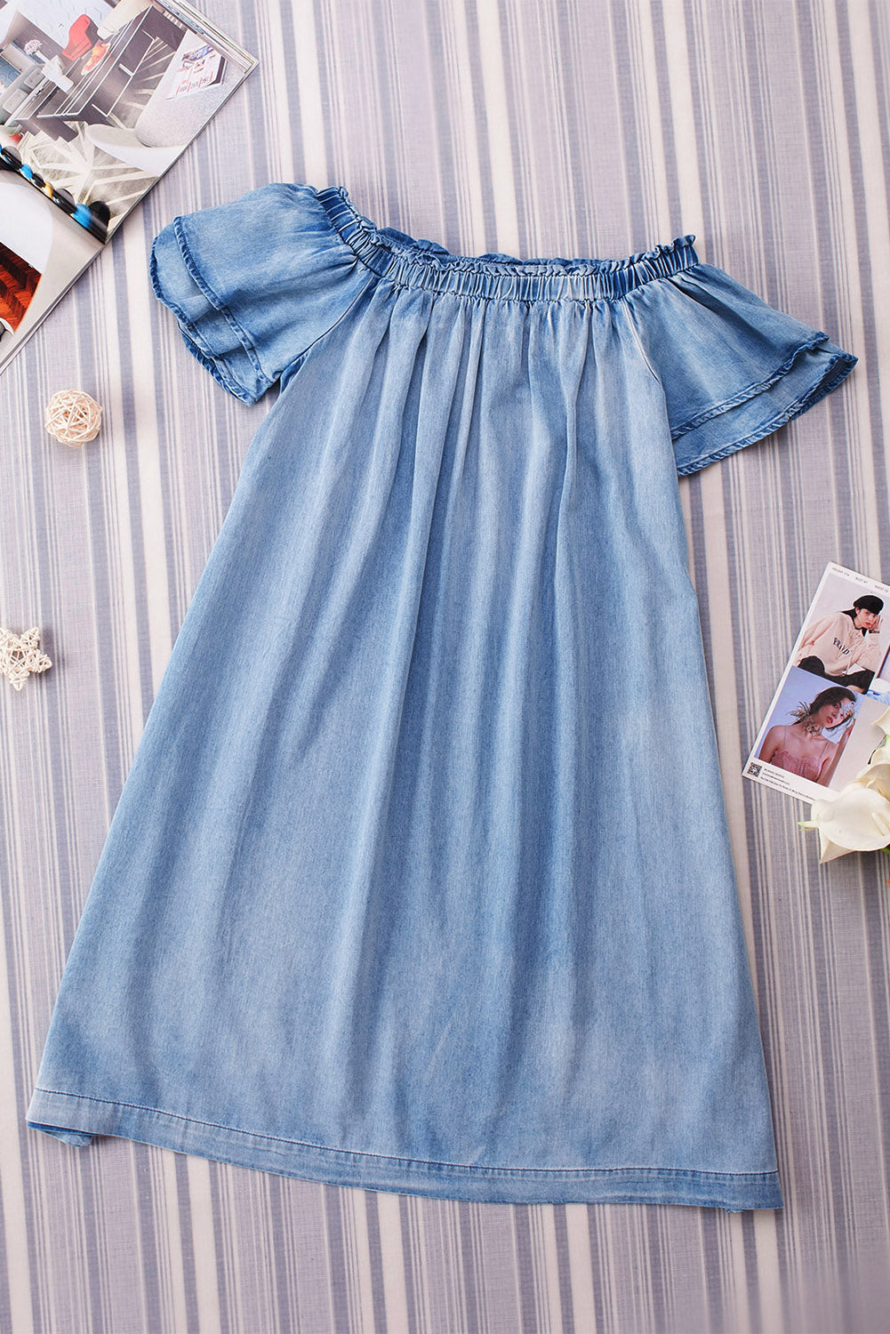 Robe en chambray bleu ciel à épaules dénudées et manches à volants