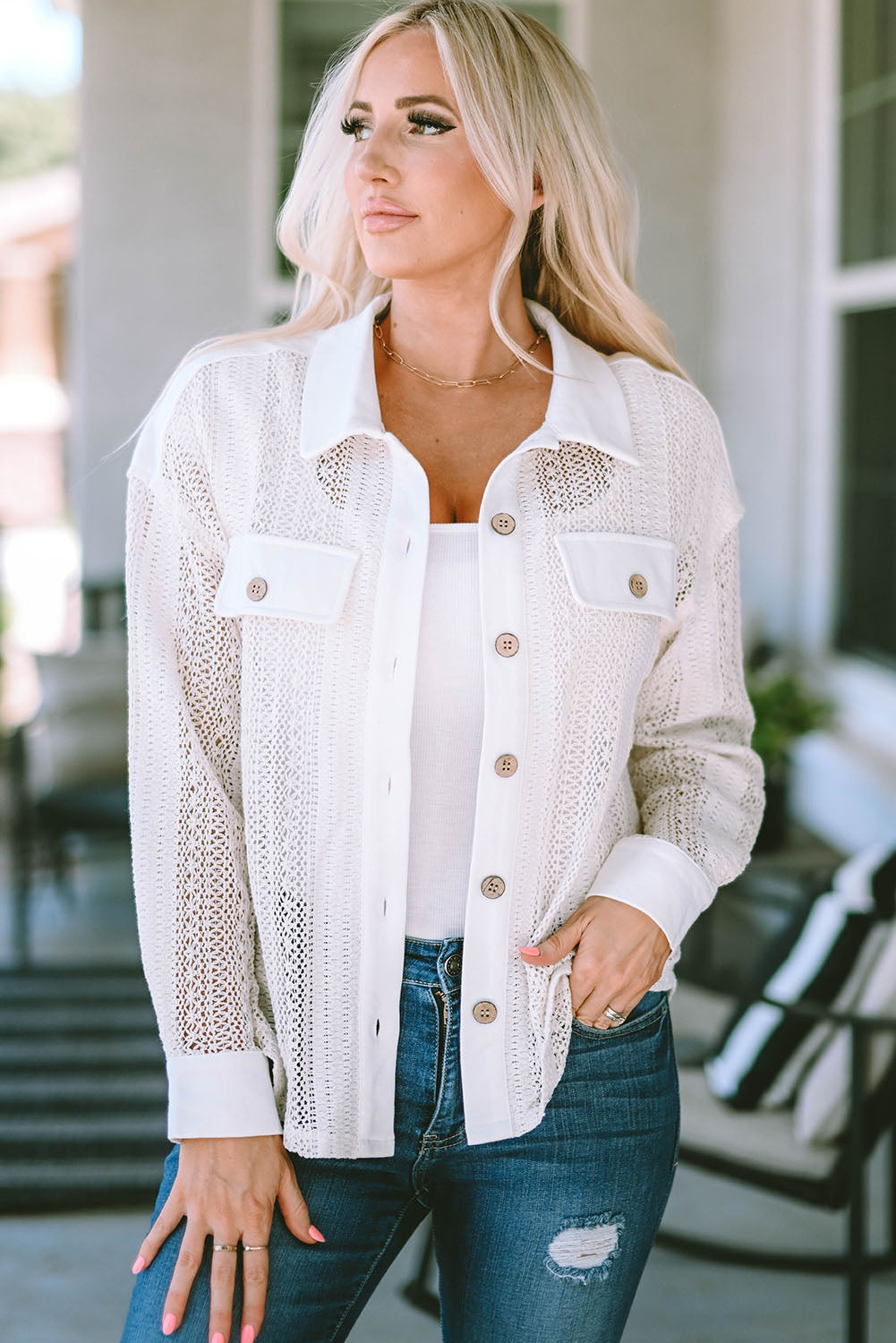 Veste beige transparente à col boutonné en dentelle