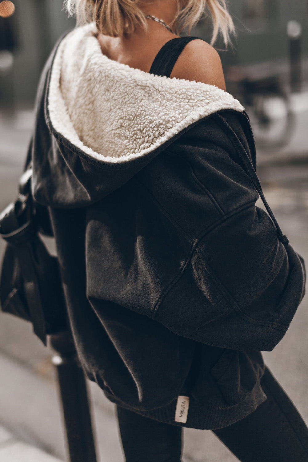 Sweat-shirt zippé Athleisure à capuche en sherpa noir 