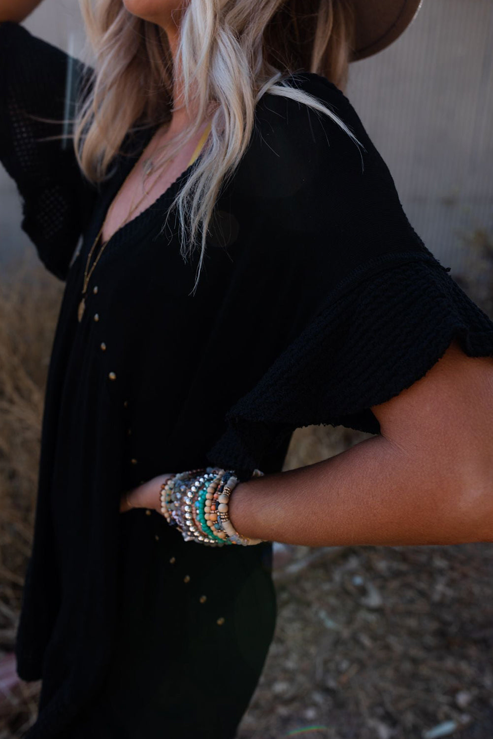 Blouse cloutée à col en V en tricot contrasté noir 