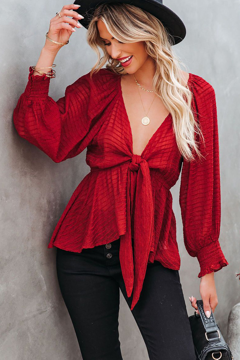 Blouse péplum texturée rouge nouée sur le devant