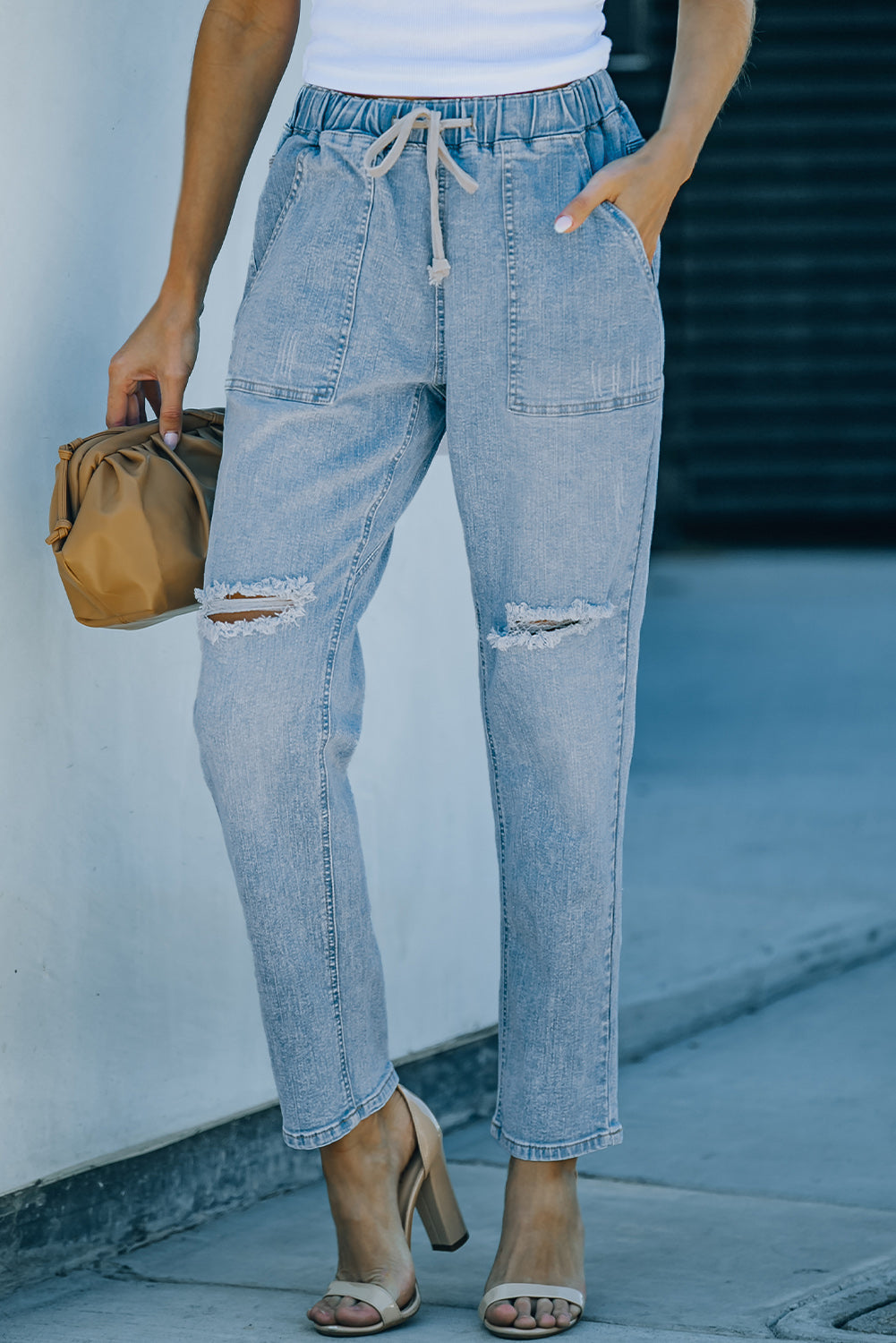 Pantalon de jogging en denim à poches rondes en détresse bleu ciel