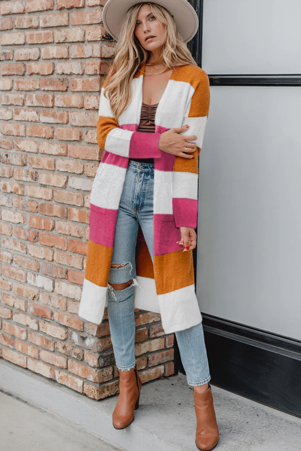 Cardigan long en tricot multicolore à blocs de couleurs ouvert sur le devant