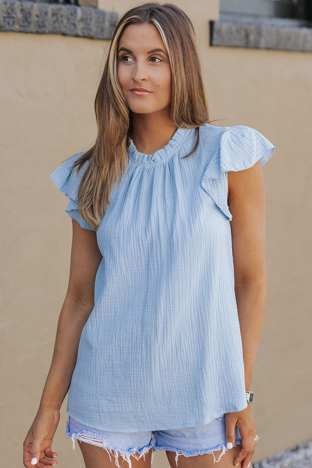 Blouse texturée froissée rose à manches bouffantes et à volants