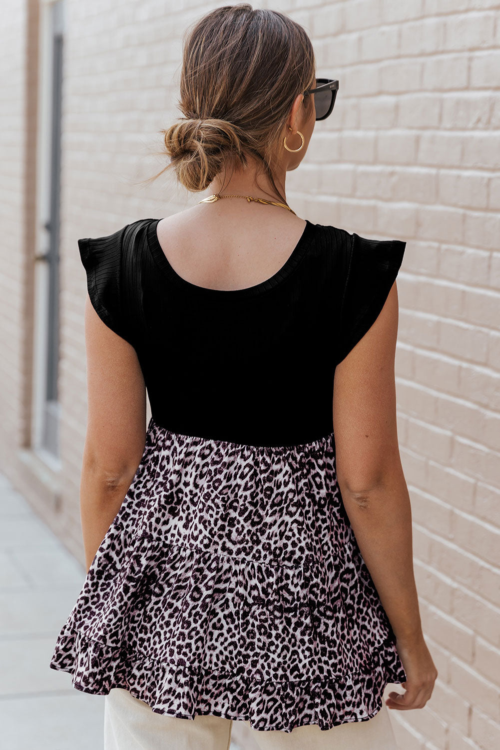 Blouse noire à épissure léopard avec corsage à manches à volants