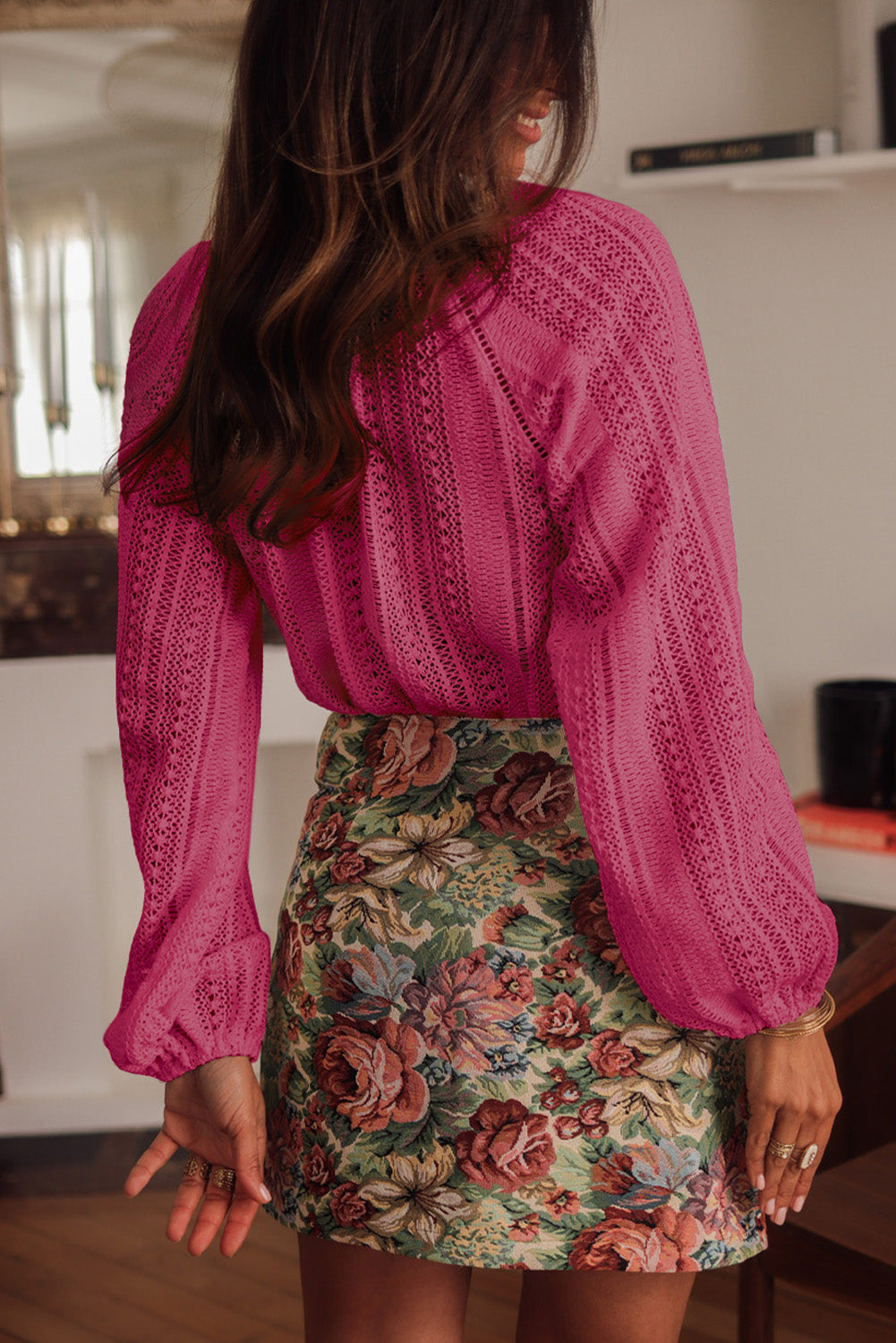 Chemise blanche en dentelle boutonnée à manches longues et col en V