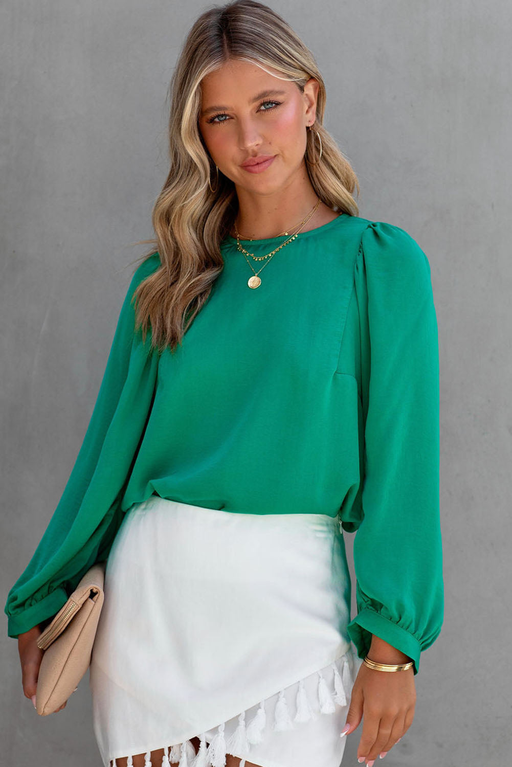 Blouse verte à col rond et manches longues bouffantes en satin