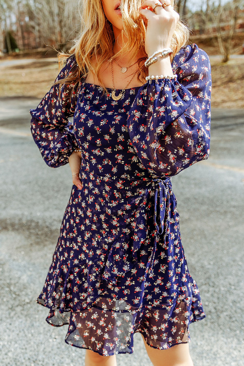 Robe bleue smockée à imprimé floral et manches bouffantes à col carré