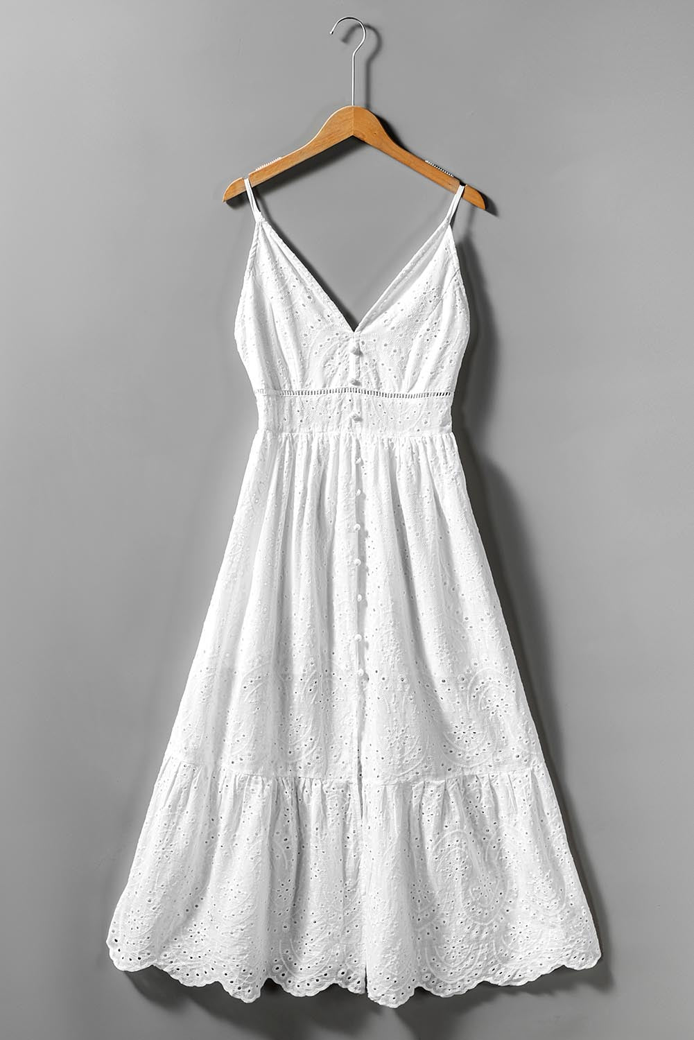 Robe longue blanche brodée à bretelles fines et perles