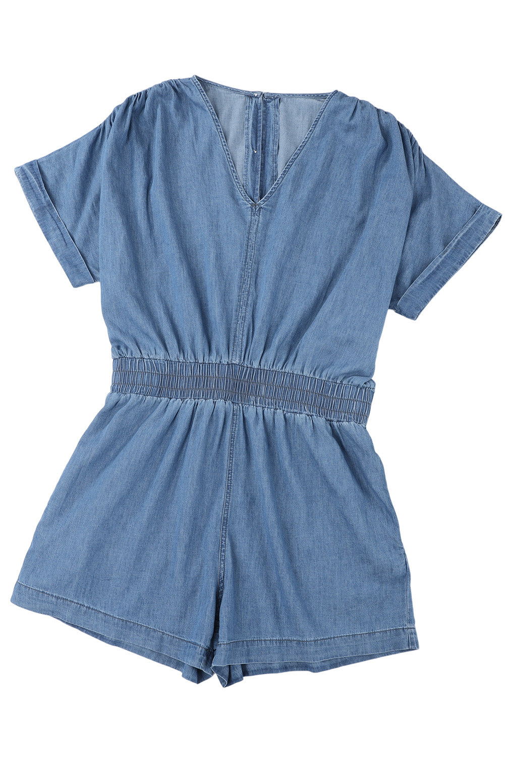 Barboteuse en chambray bleu ciel à col en V et taille smockée avec poches