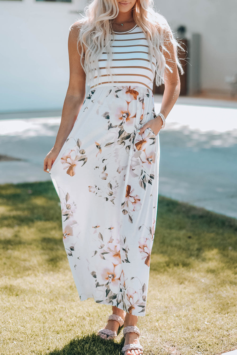 Robe longue blanche sans manches à imprimé floral et à rayures avec poche