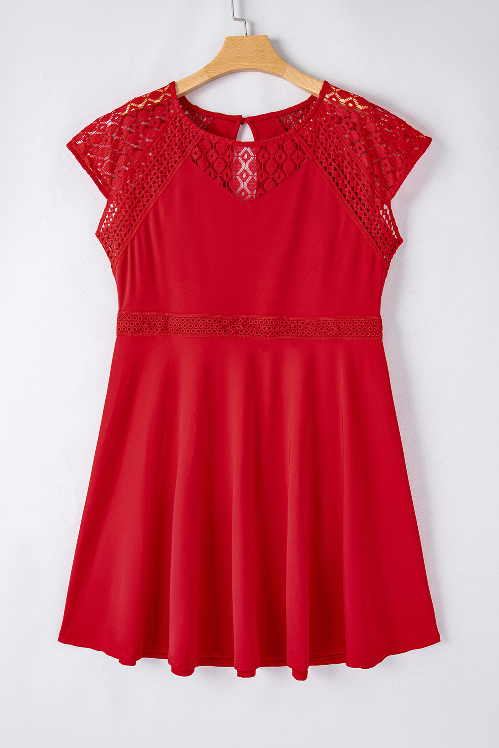 Robe courbée ajustée et évasée rouge avec empiècement en dentelle de grande taille