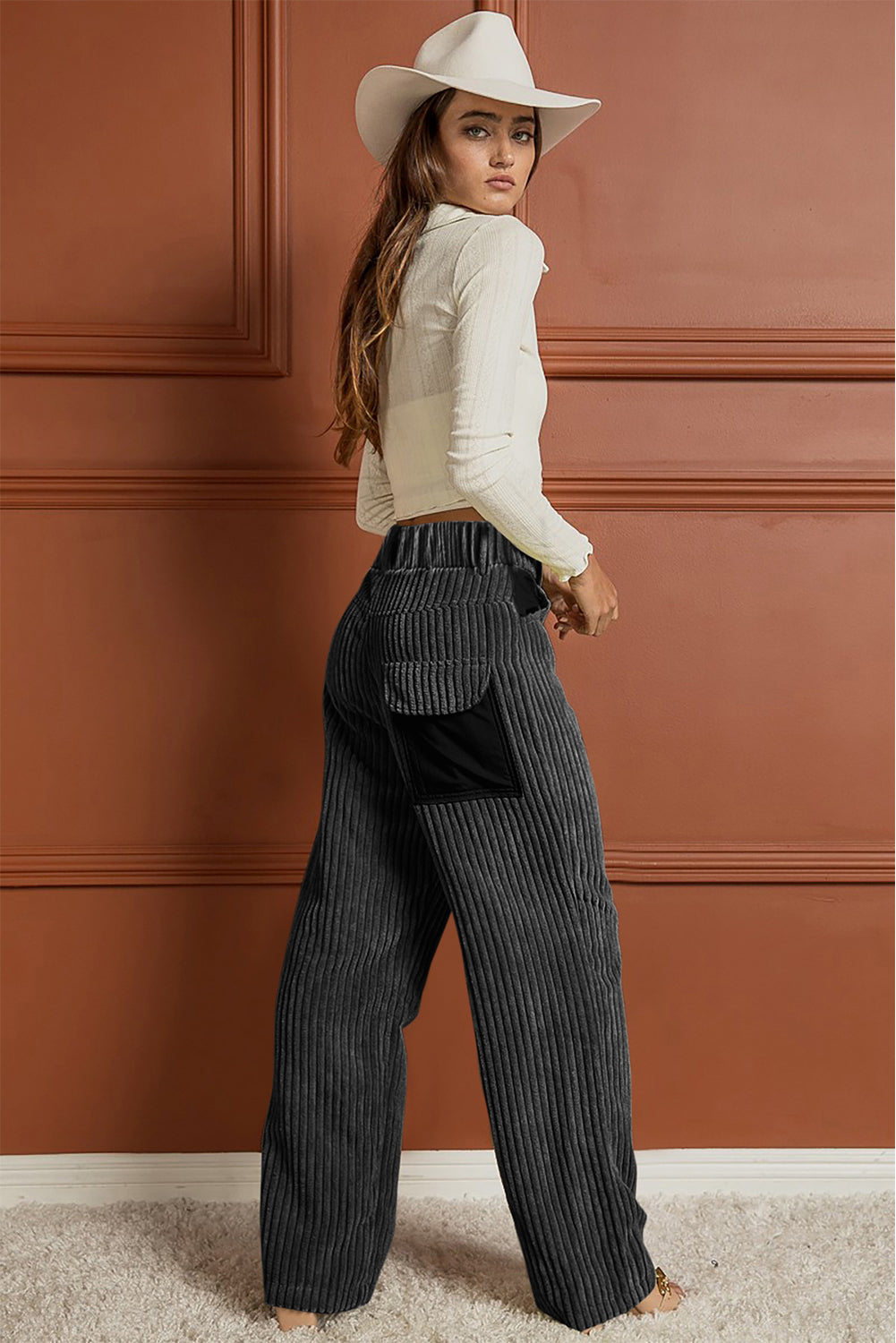 Pantalon large en velours côtelé gris avec poches plaquées contrastées