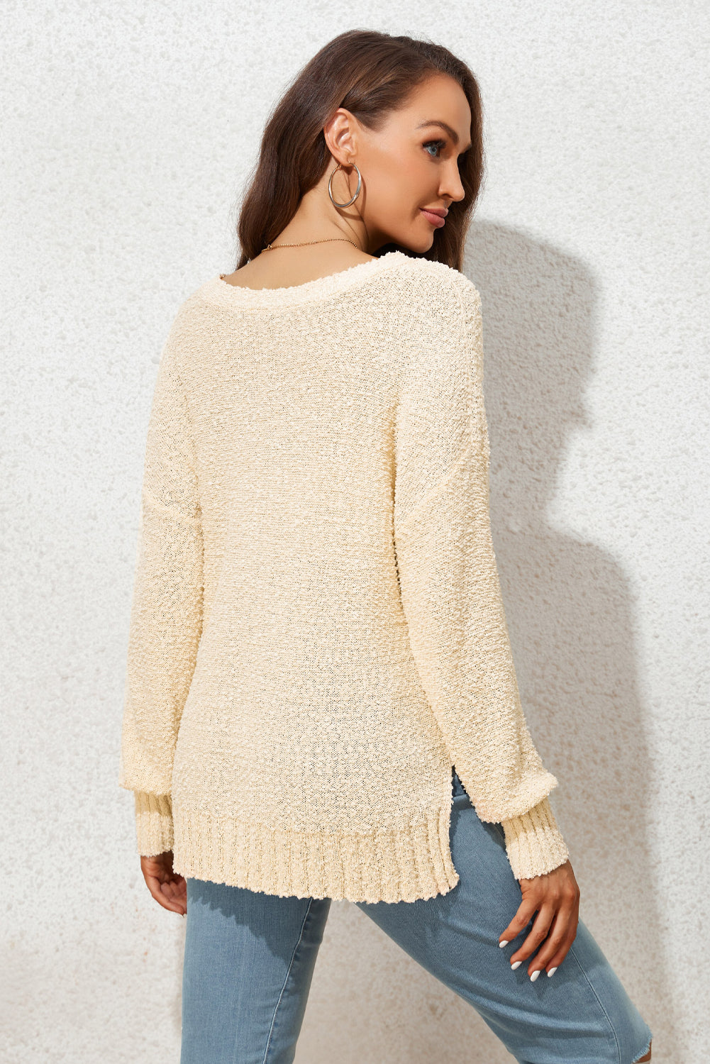 Pull beige uni flou à col en V