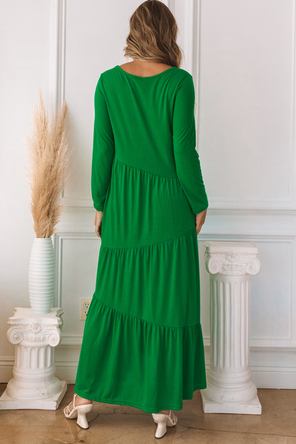 Robe longue asymétrique à manches longues et à volants verte