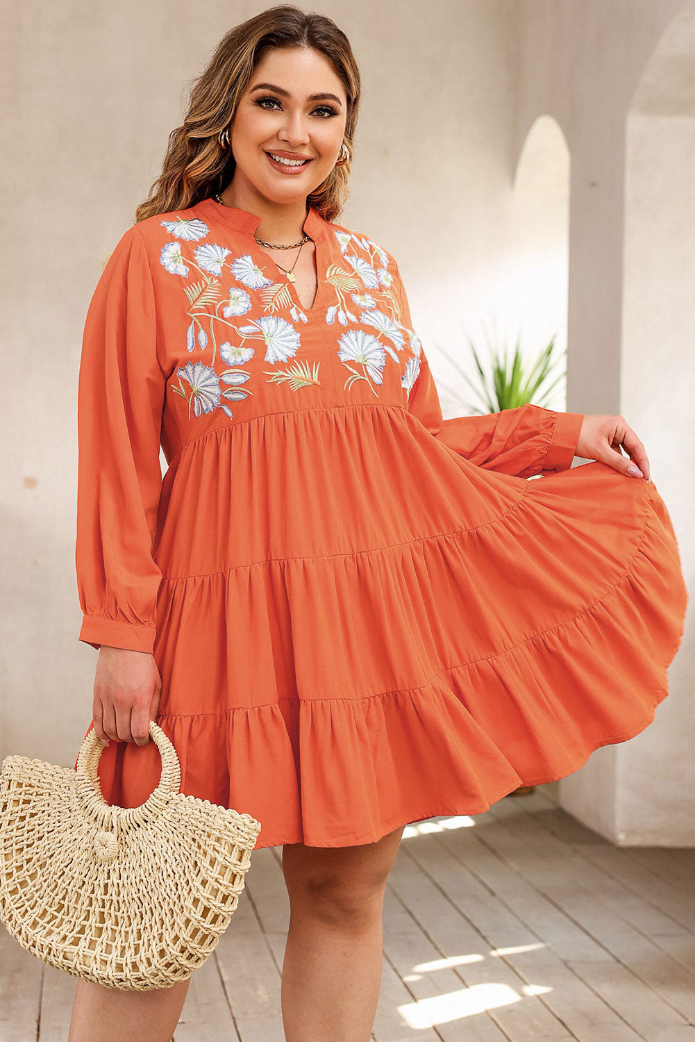 Robe orange brodée à volants et volants de grande taille