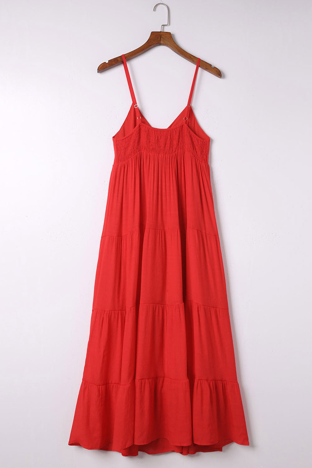 Robe longue rouge à volants et bretelles spaghetti au dos smocké