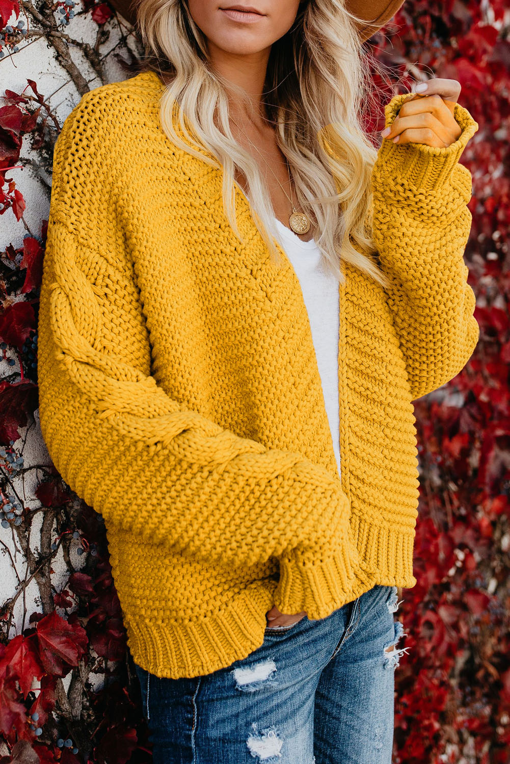 Cardigan jaune en grosse maille ouvert sur le devant