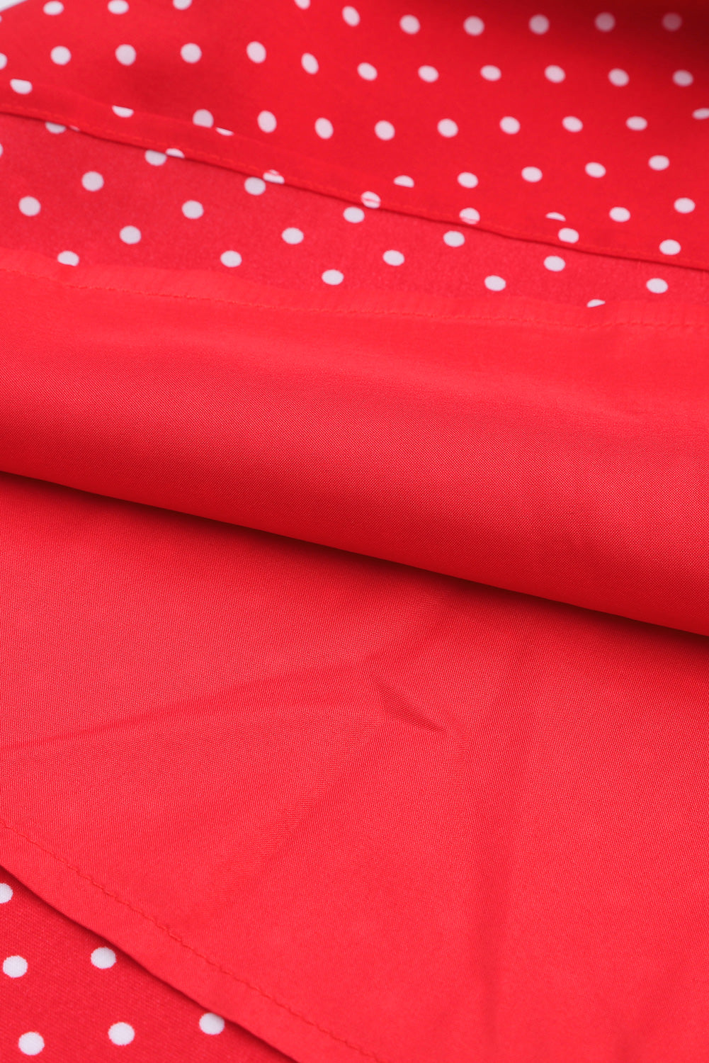 Robe rouge à pois, col en V, manches à volants