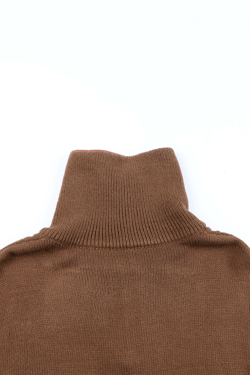 Pull marron rayé à demi-zip 