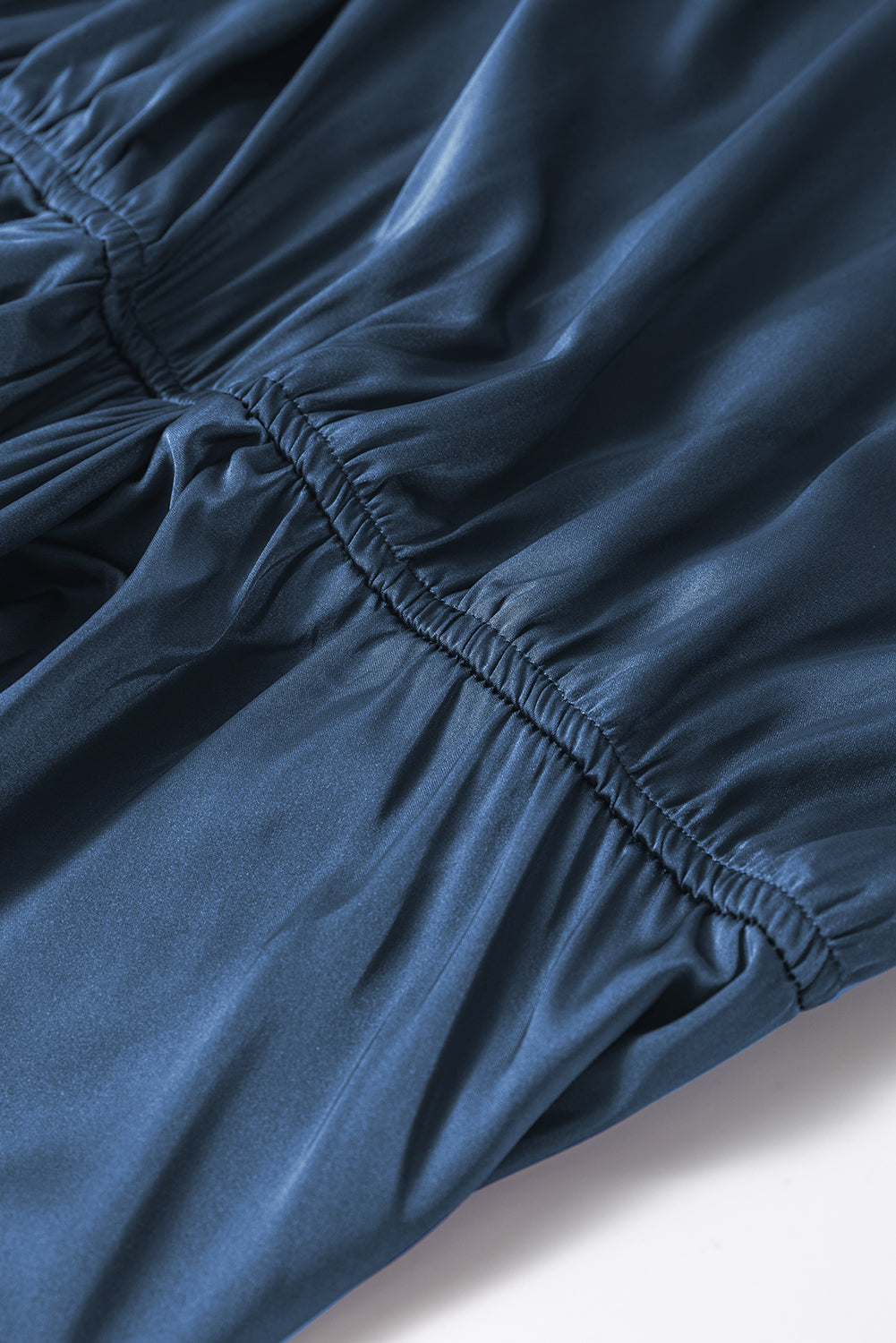 Robe mi-longue bleue en satin froncé sans manches avec fente latérale