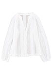 Chemise blanche en dentelle boutonnée à manches longues et col en V