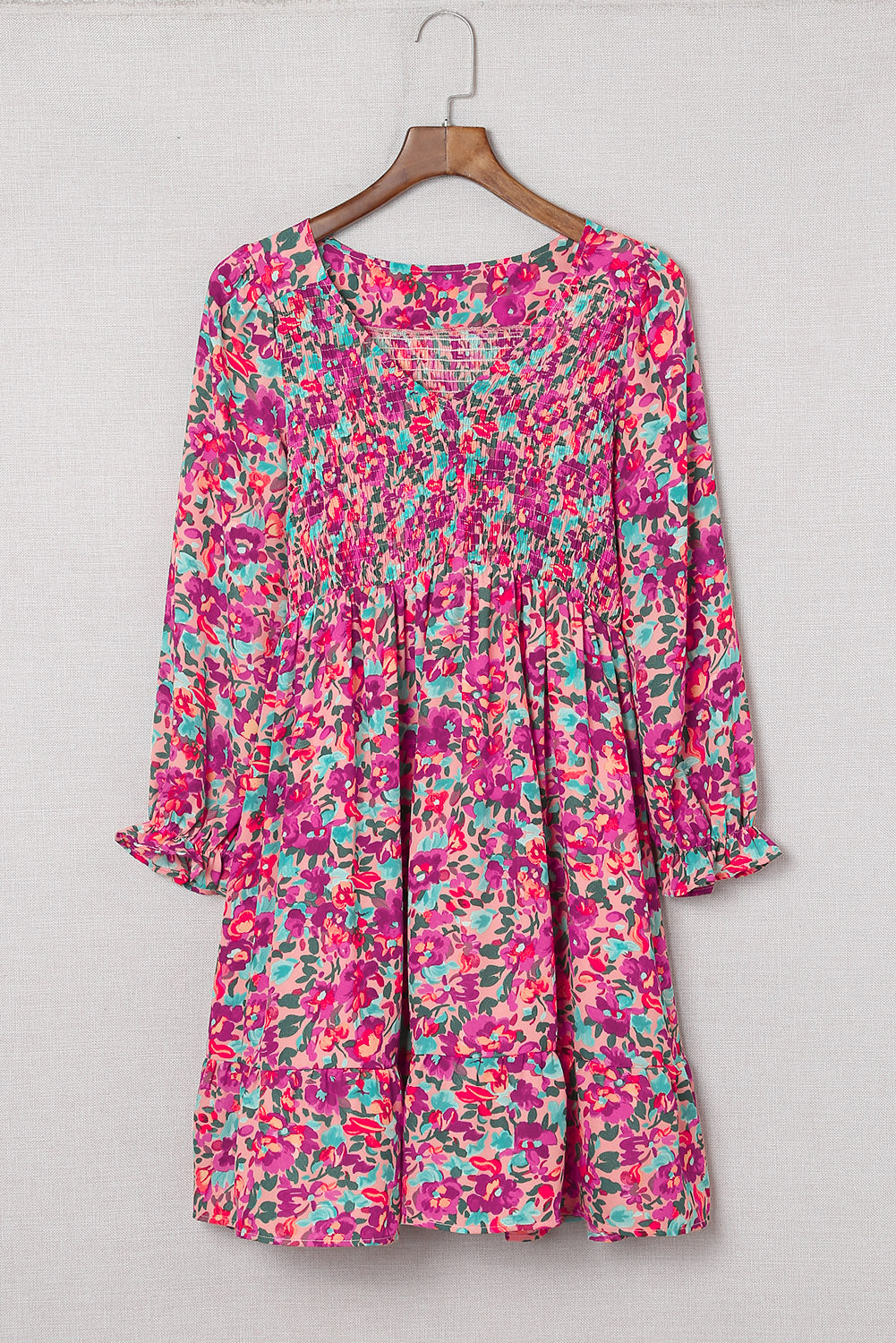 Robe florale violette smockée à col en V et manches bouffantes