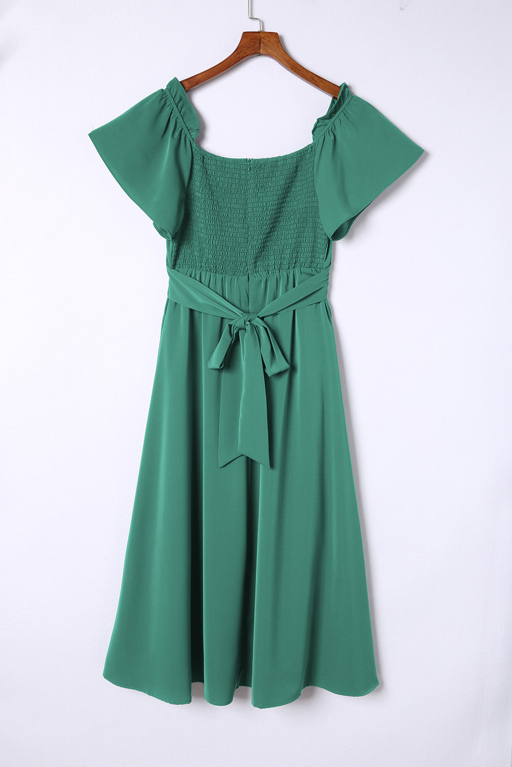 Robe midi verte smockée à épaules dénudées et nouée au dos