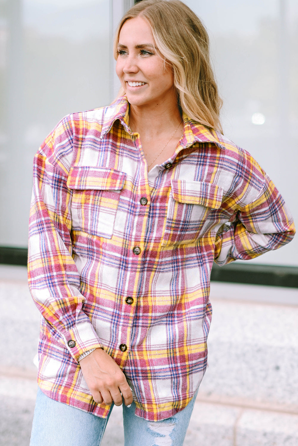 Veste chemise rouge à carreaux et ourlet arrondi