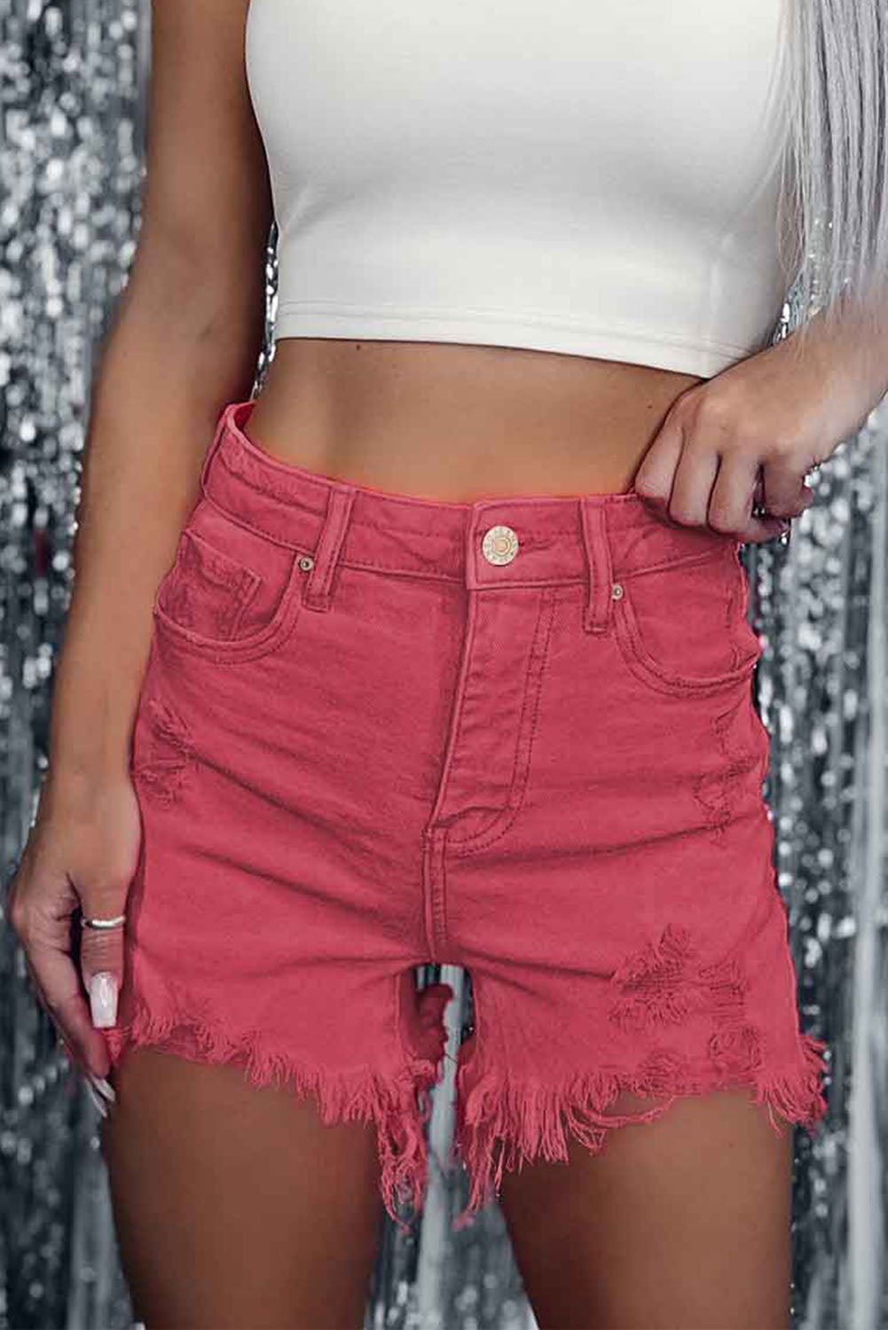 Short en jean rouge effet vieilli à bords bruts découpés