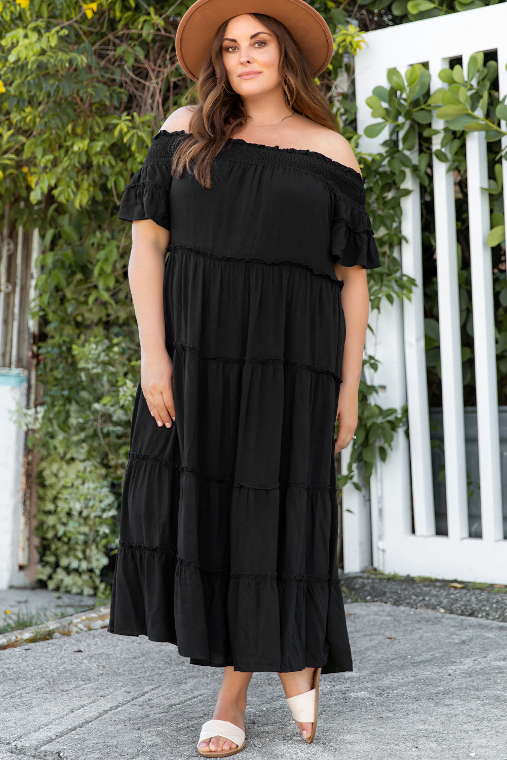 Robe longue noire à volants et épaules dénudées de grande taille