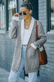 Cardigan en tricot gris à longues poches ouvert sur le devant