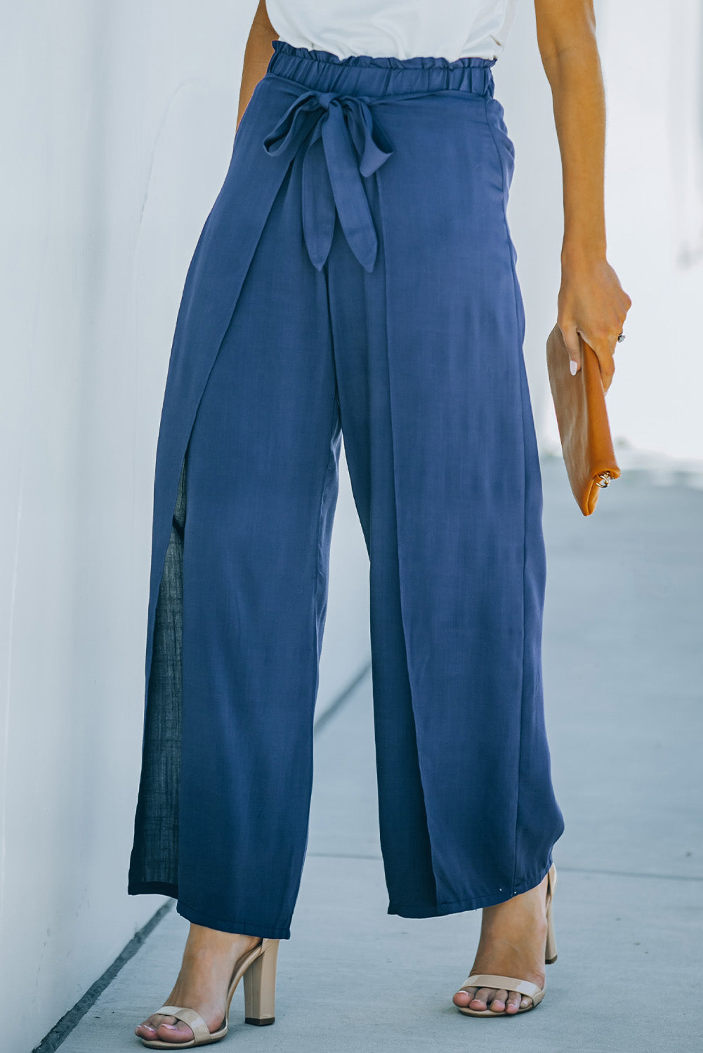 Pantalon large bleu portefeuille avec cravate 