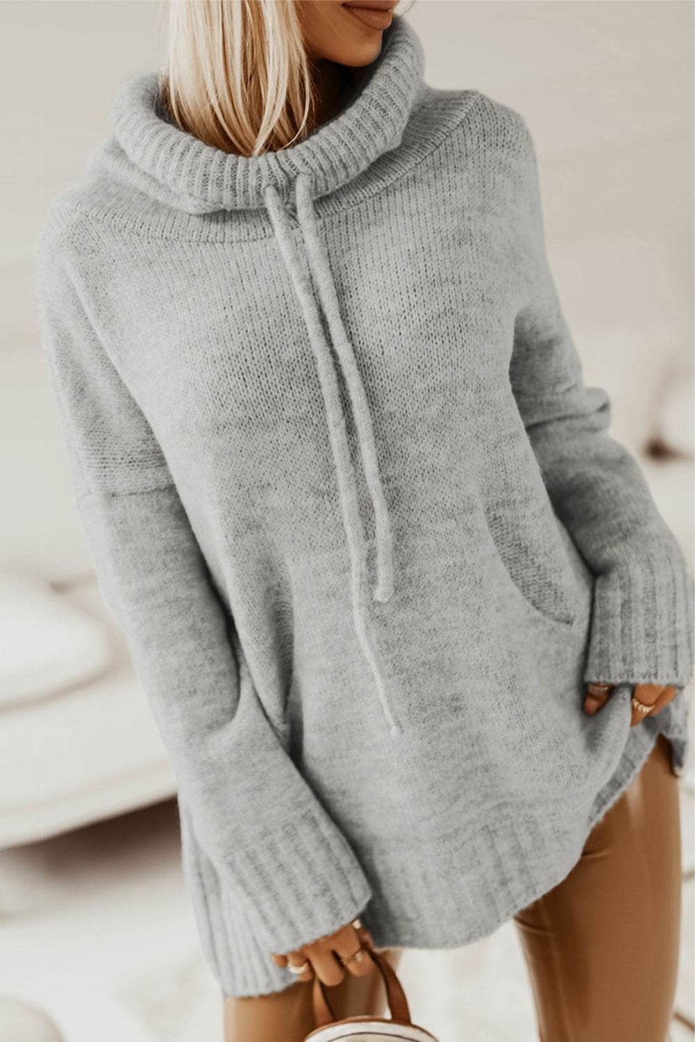 Pull à capuche gris avec cordon de serrage et col bénitier