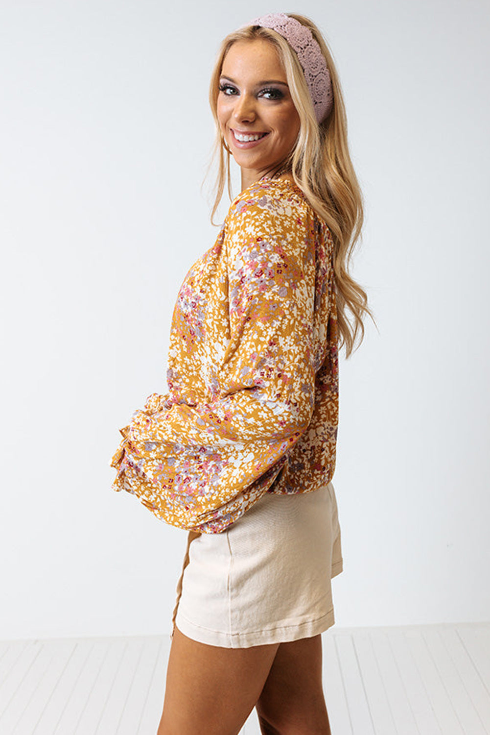 Blouse fleurie jaune fendue à col en V 