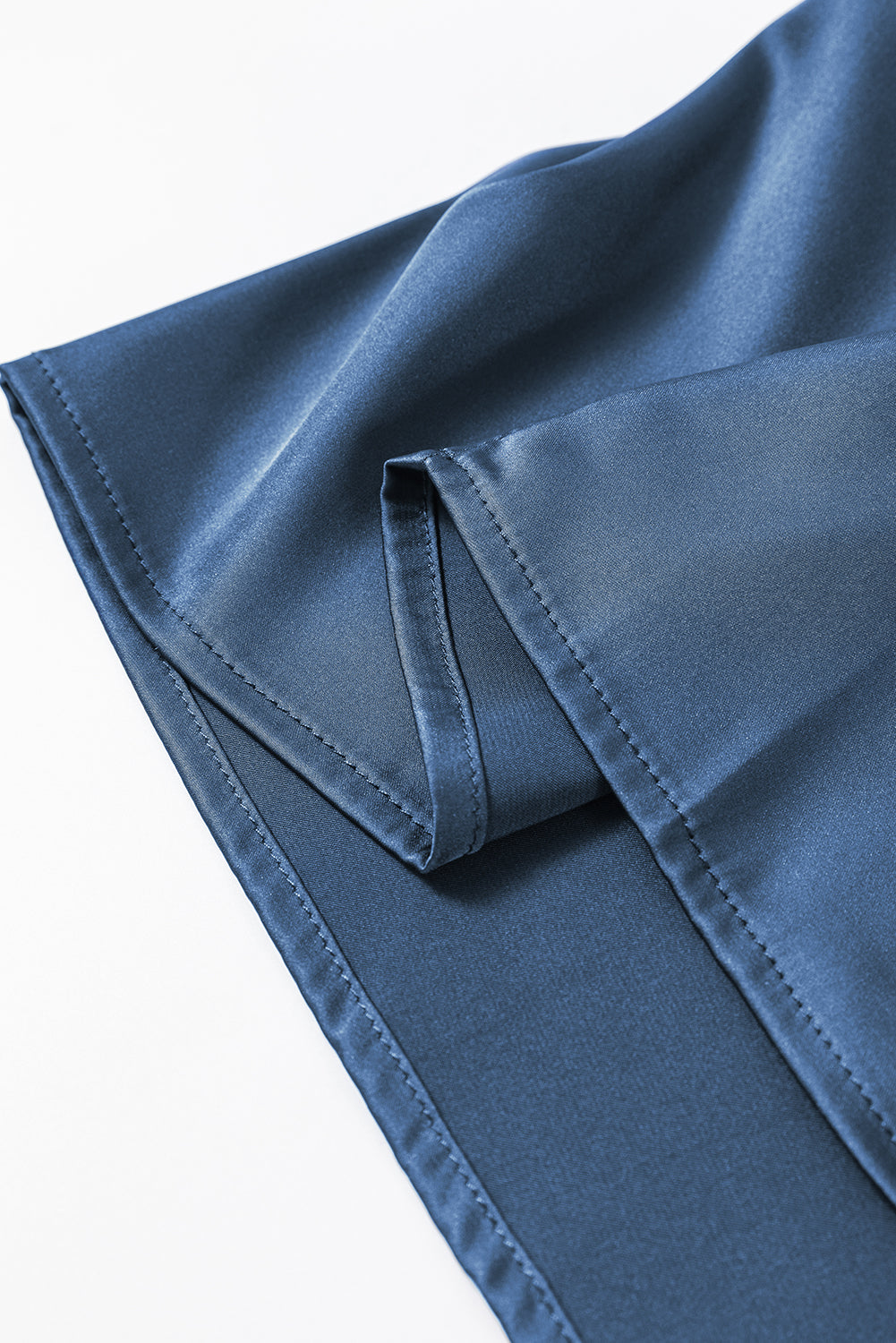 Robe mi-longue bleue en satin froncé sans manches avec fente latérale