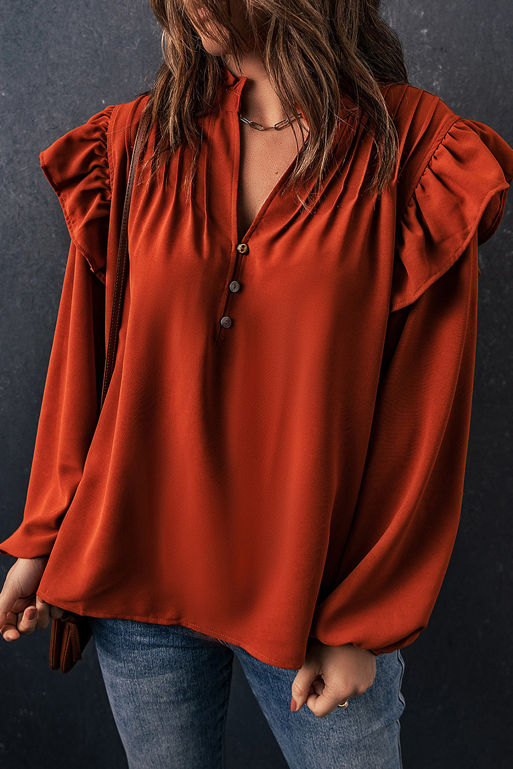 Blouse orange plissée à volants et boutonnée à col en V